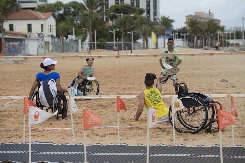 Deficientes físicos em Fortaleza: Praia Acessível