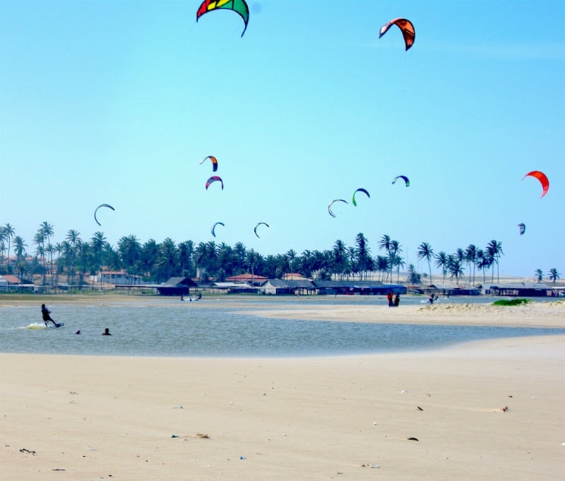 Praia do Cumbuco nos arredores de Fortaleza: Kite