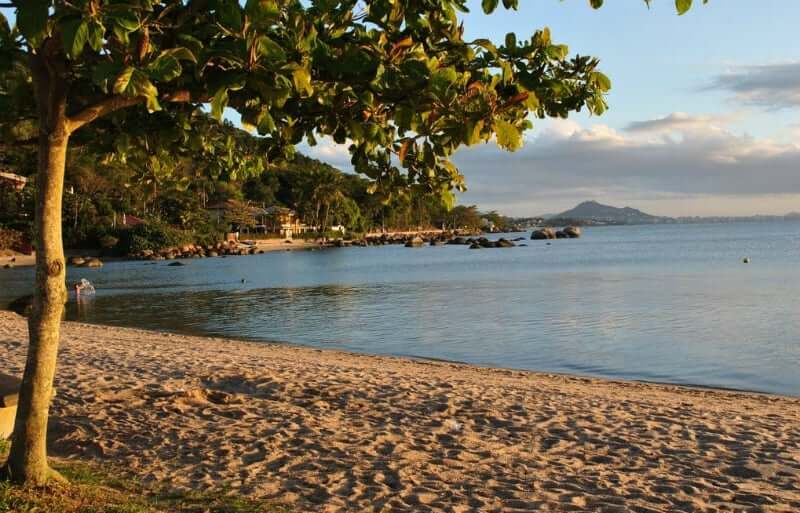 Praias do norte de Florianópolis: Praia de Sambaqui