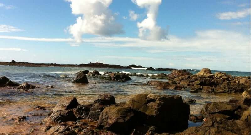 Praia de Ondina em Salvador: Mar com muitas pedras