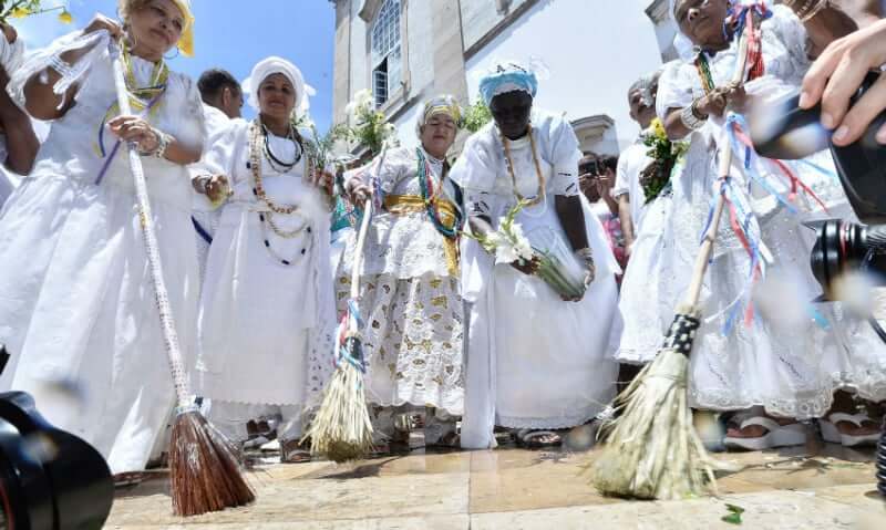 Festa da Lavagem do Bonfim em Salvador: Devotos lavando as escadarias da igreja