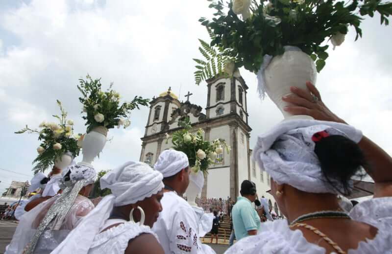 Festa da Lavagem do Bonfim em Salvador: Baianas carregando água de cheiro