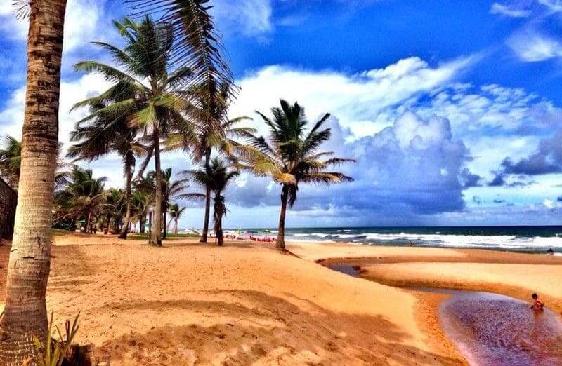 Praia Stella Maris em Salvador: Rio que passa pela praia