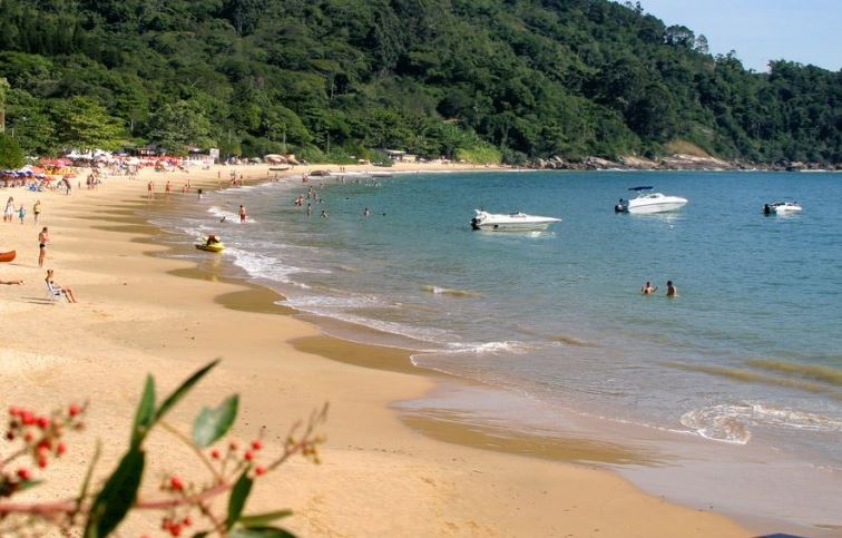 Praia de Laranjeiras em Balneário Camboriú